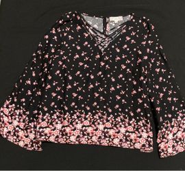 Pink Republic Black Floral Criss Cross V-Neckline Long Bell sleeve Size X-LARGE
