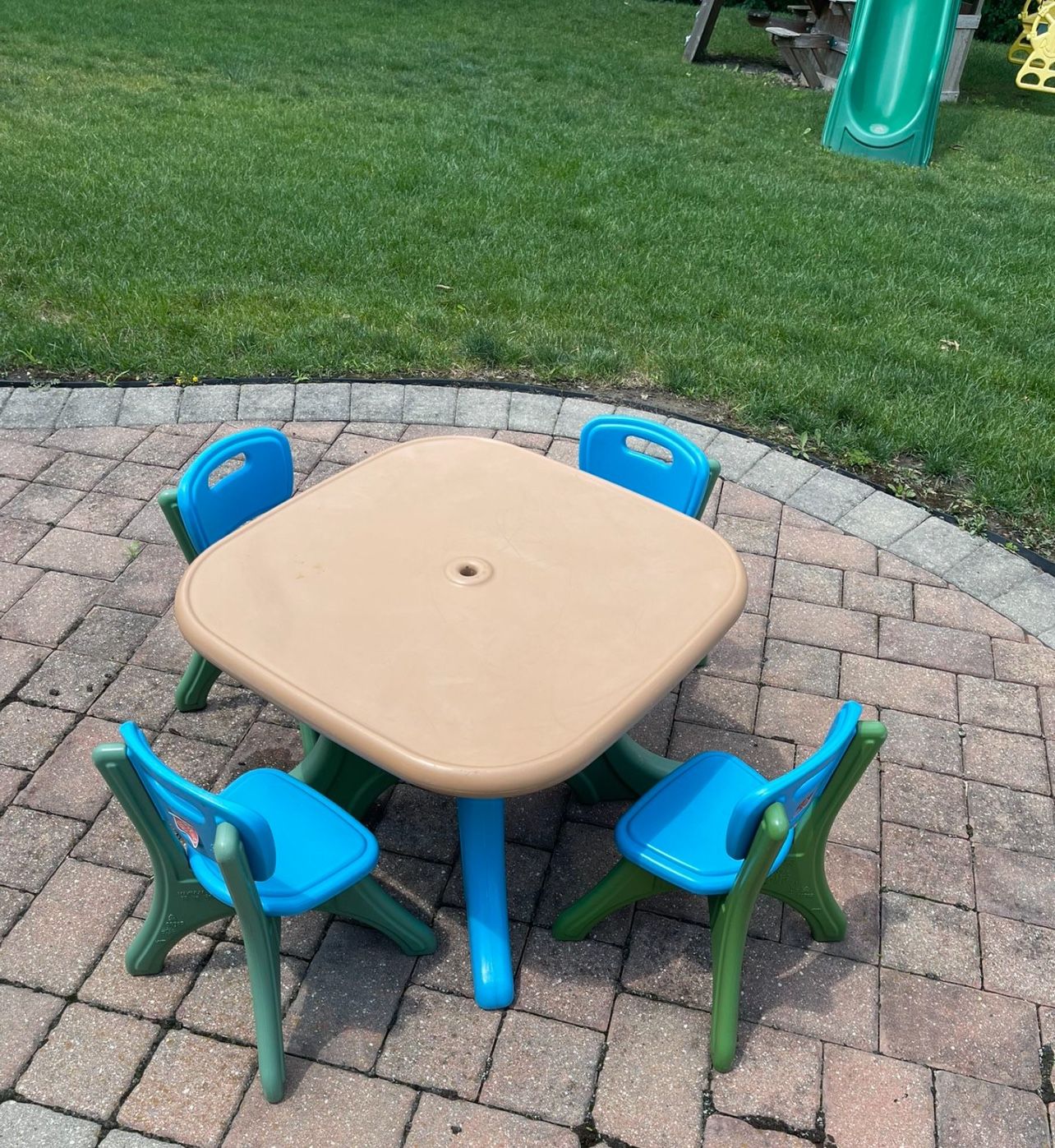 Kids Yard Table With 4 Chairs 