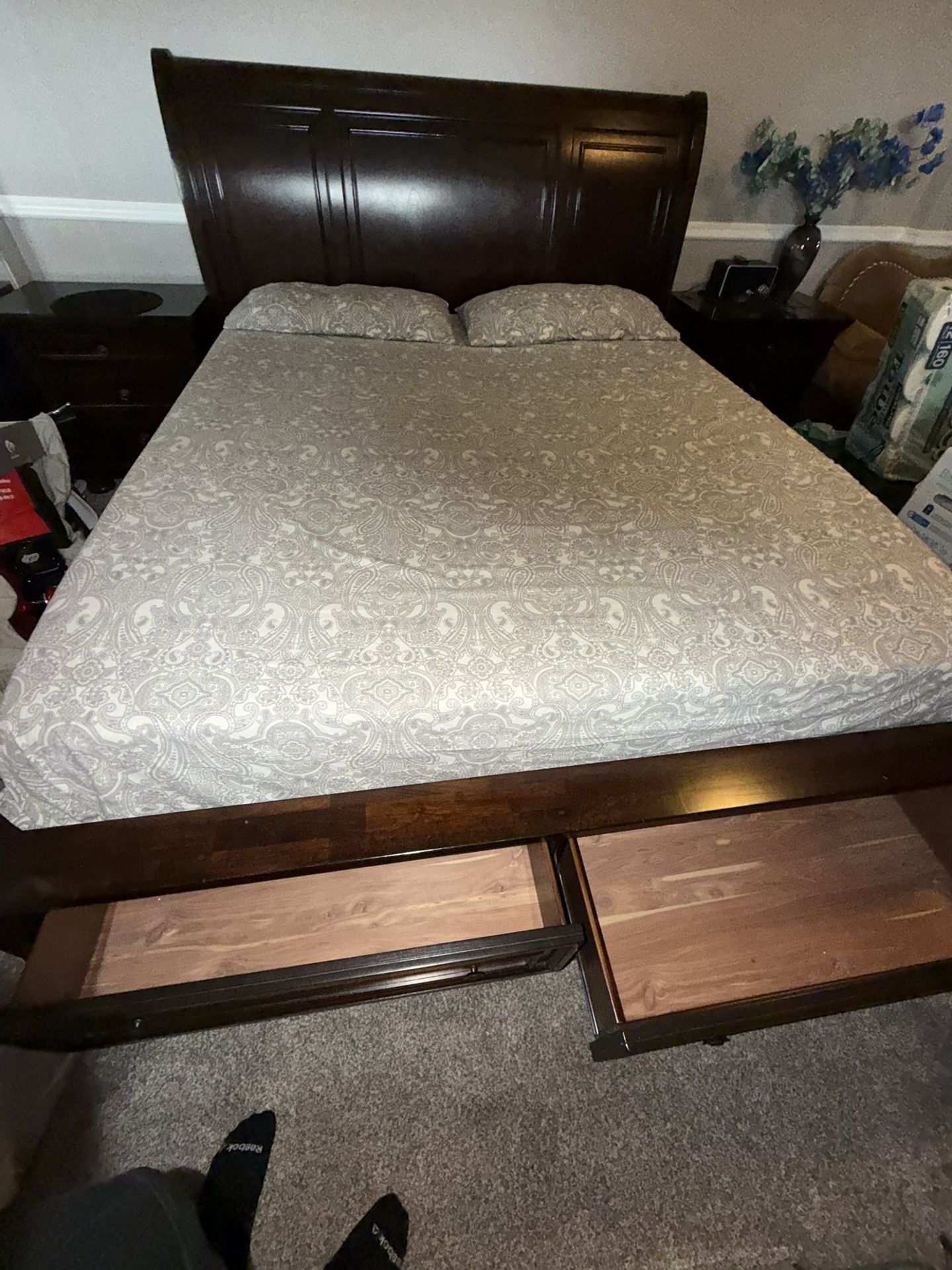 Cal King Bed, 2 Night Stands With Dresser And Mirror