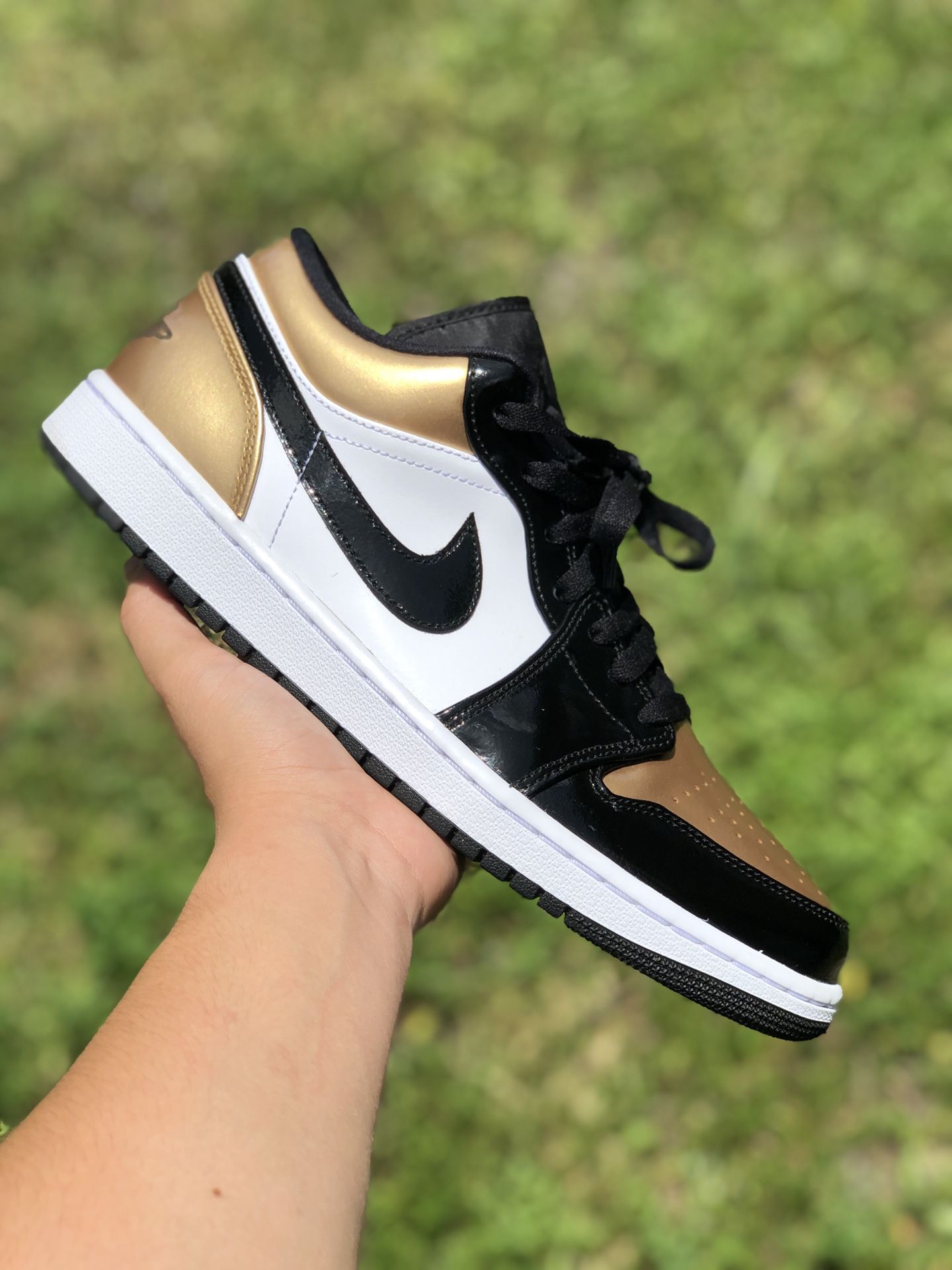 Jordan retro 1 low Gold toe size 10