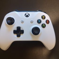 Microsoft Wireless Controller for Xbox Series X/S + Xbox One (Robot White With Charge Cord)