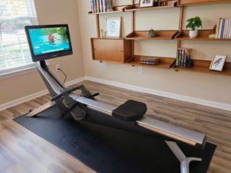 2025 Hydrow Pro Rower in Excellent Condition with Machine Mat - Williamsburg, VA