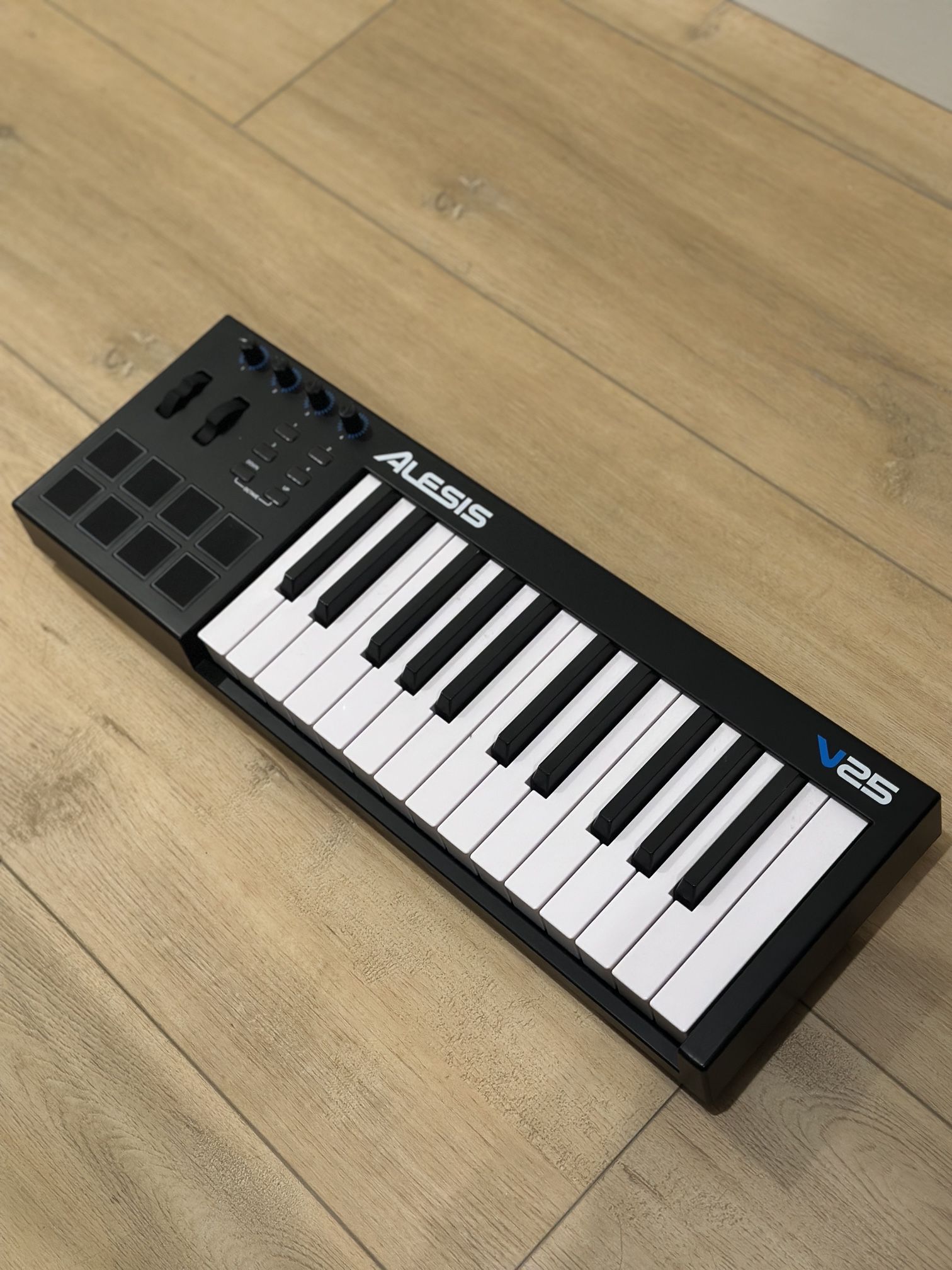 Alesis V25 Keyboard MIDI controller