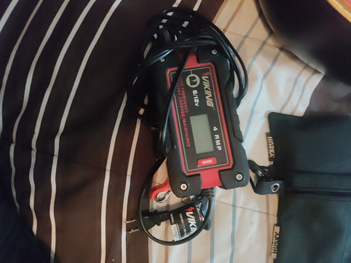 Viking 4 Amp Battery Charger/Maintainer