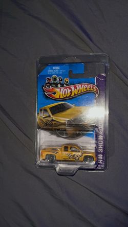 Hot Wheels 2013 HW Showroom Chevy Silverado yellow with flames