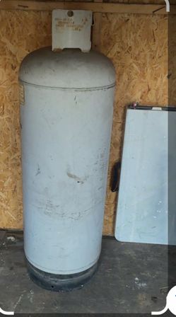 100 pound propane tank
