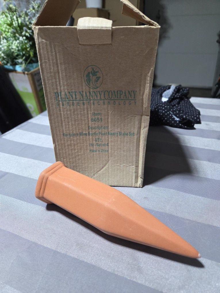 NIB 4 PC SET PLANT NANNY