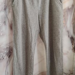 H& M in gray size M only used once. Solamente usados una vez. 