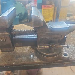 Vise  Columbian. Marked USA Made,swivel, 3  1/2 In Jaws. All Working, Very Good Jaw Teeth, E MESA