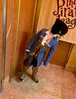 Original Disney Cruise Boy's pirate costume, size L (for ages 8–9). Used only once in very good condition. All accessories included.