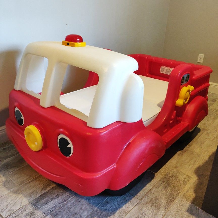 Step2 Plastic Red Firetruck Toddler Bed With Mattress, working light