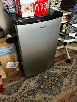 Whirlpool 4.3 cu ft Mini Refrigerator  Refrigerador Chico