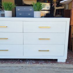 MODERN WHITE 6 DRAWERS DRESSER GOLD KNOBS.64X18X33 ROLLING DRAWERS LIKE NEW!!