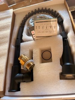 Matte Black Kitchen Faucet with Pull-Down Sprayer