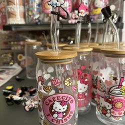 18oz Cafesito & Chisme Hello Kitty 💕& Friends Glass Cup & Glass Straw & Bamboo Lid / Reusable / Absolutely Beautiful 💕🩷