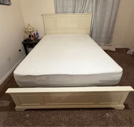 Queen bed with mattress and the box