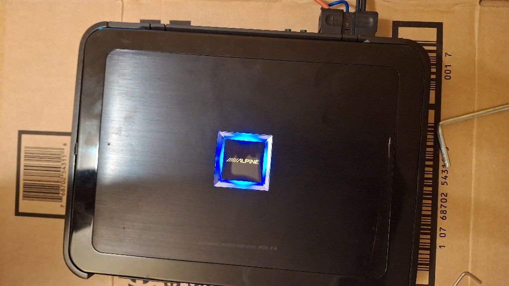 Alpine PDX-F4 Amp