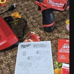 Milwaukee
M12 FUEL 12V Lithium-Ion Brushless Cordless 1/4 in. Hex 2-Speed Screwdriver kit