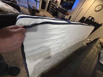 Vesgantti Twin XL Mattress 2yrs Old Great Shape