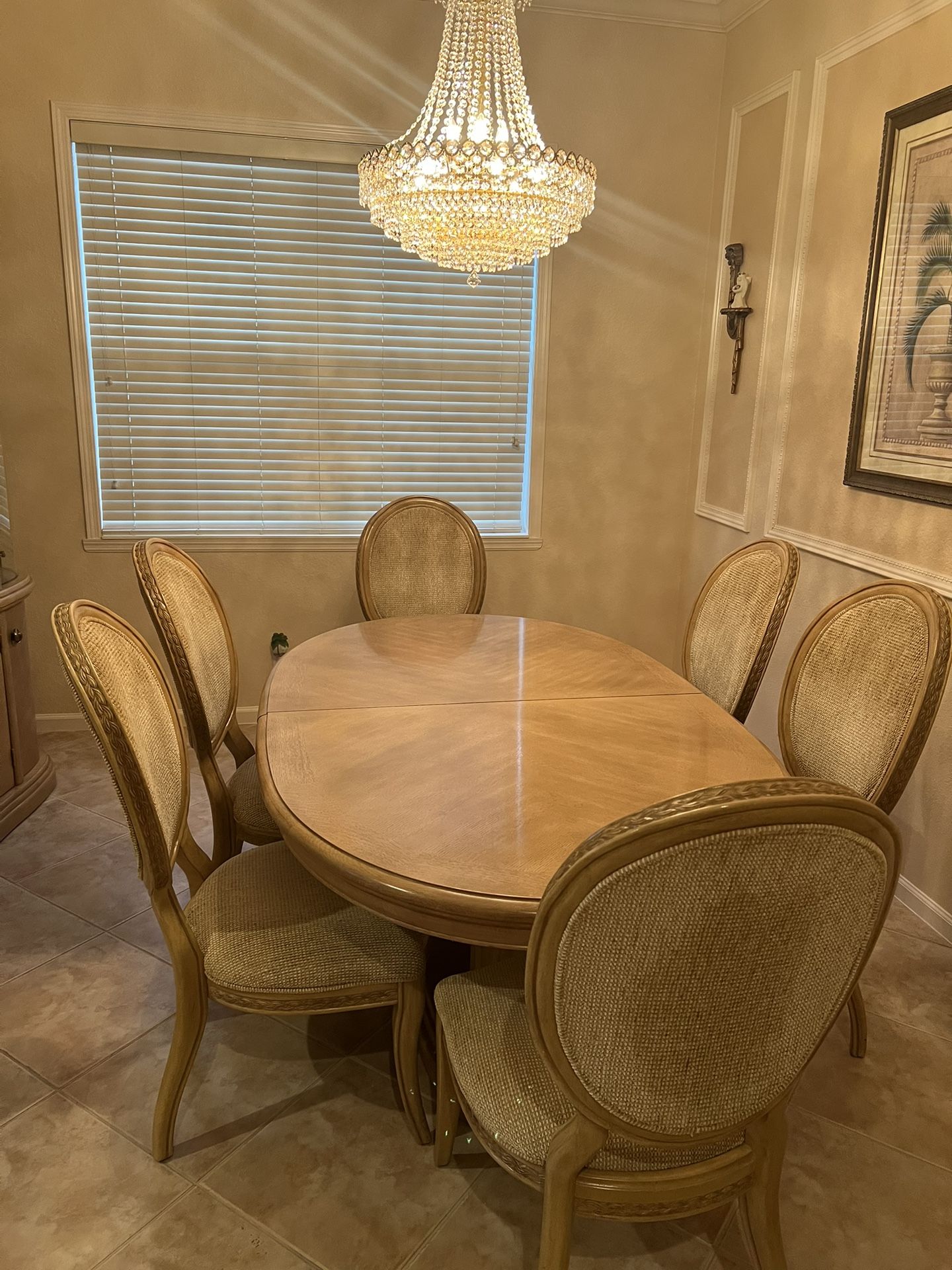 Extendable dining table with 8 chairs without damage