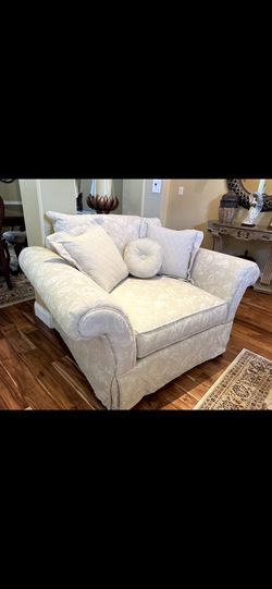 Antique Basket Skirted Sofa Chain With Pillows