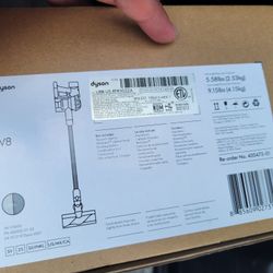 Dyson V8