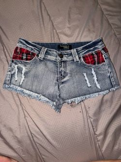 Harmony & Havoc ripped denim shorts featuring a frayed, raw-edge hem and red plaid lining in the pockets size 3 juniors