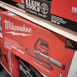 MILWAUKEE M12 CORDLEES GREASE GUN (TOOL ONLY)