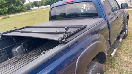 Tonneau foldin cover, Toyota tacoma