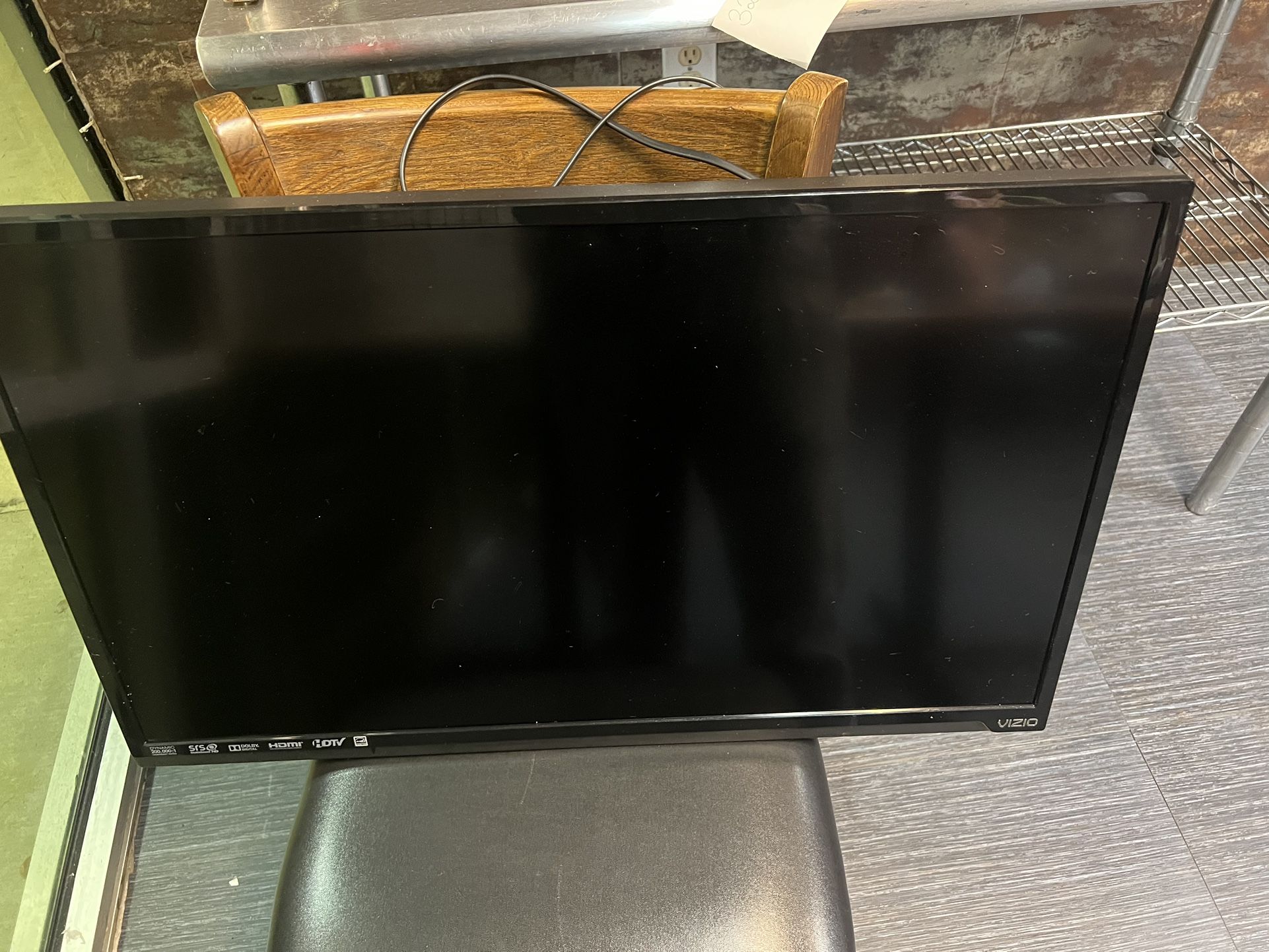 Vizio 32 Inch TV. Include Wall Holder