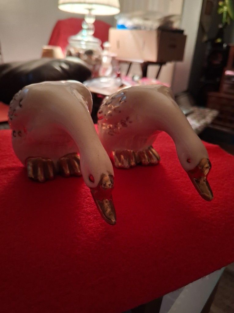 VINTAGE SET OF CREAM & GOLD HOLIDAY SWANS SALT &.PEPPER SHAKERS