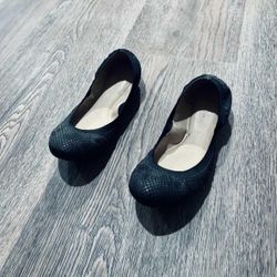 BCBG Generation Black Flat size 6