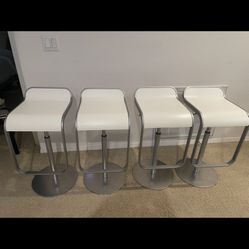 La palma Lem stools in white