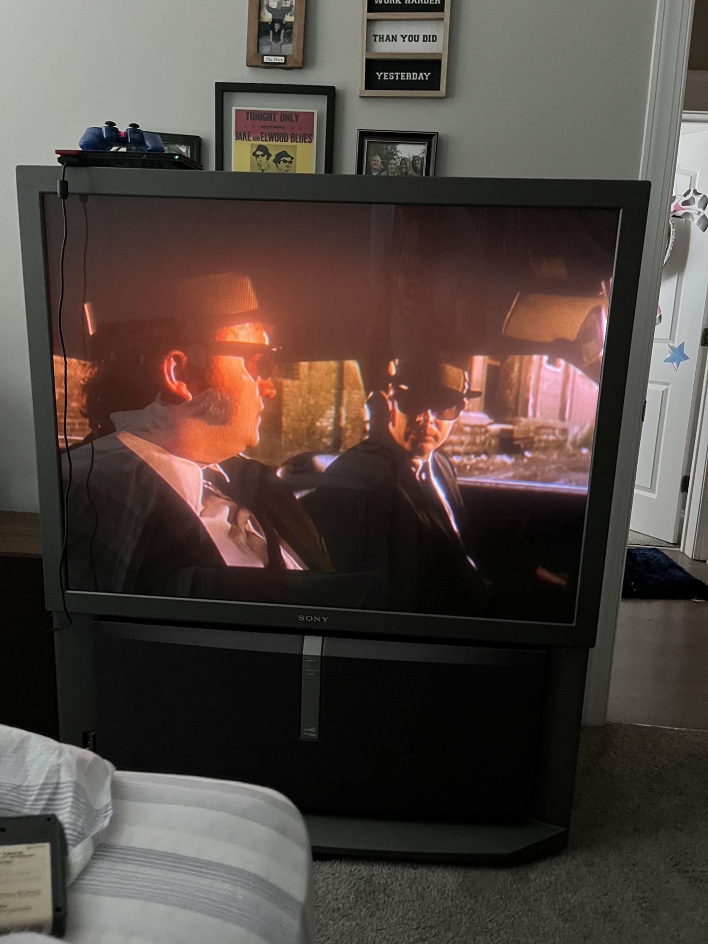 Sony Rear Projection Gaming CRT TV 1080p HD 