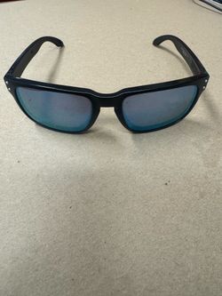Oakley Holbrook OO9102-E855 Matte Black Sunglasses – Excellent Condition! Authentic Made in Italy with Striking Iridescent Lenses For sale: A genuine 