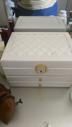 Jewelry box