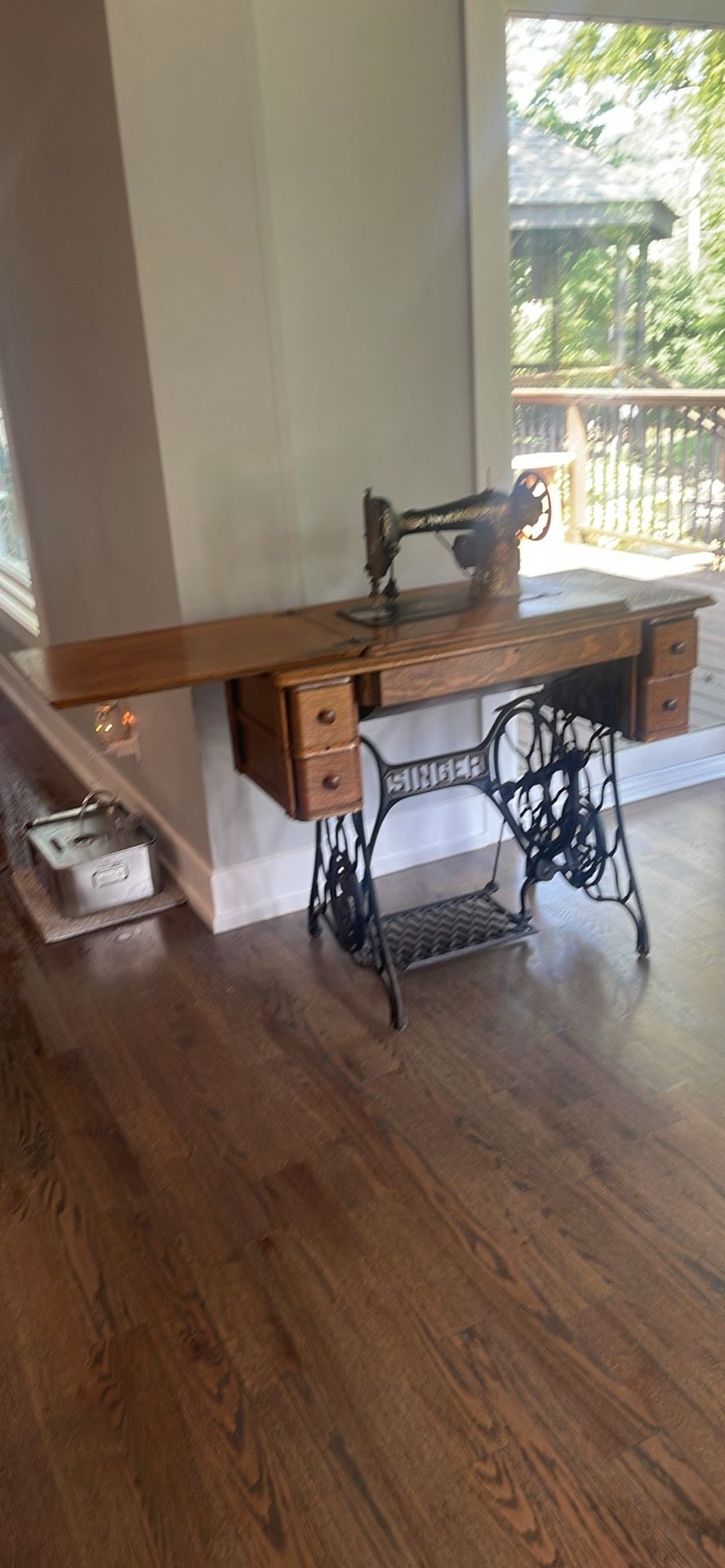 Vintage Antique Cast Iron Singer Sewing Machine Wood Desk Council With Cast Iron Pedal