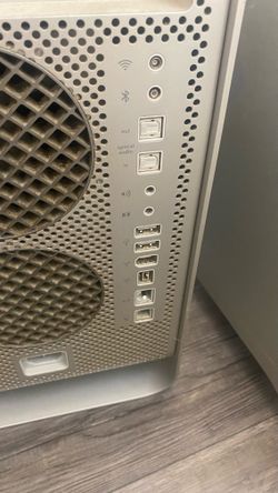 Apple Computer Towers , Monitors, That’s 2 Of Them