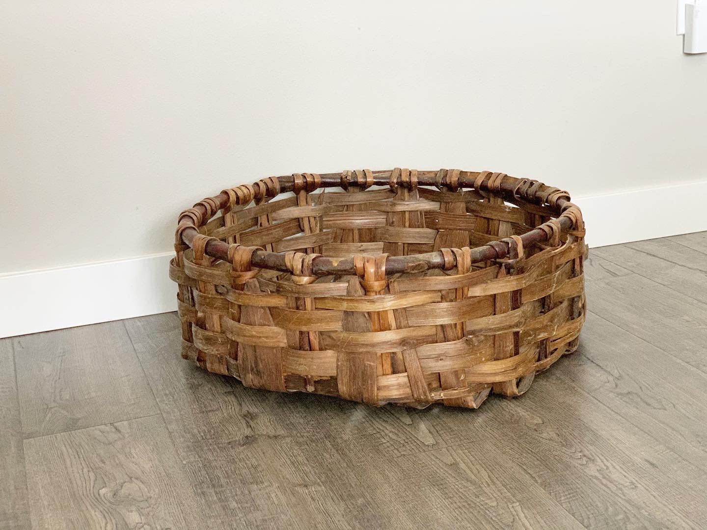 Medium sized round basket