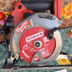 Milwaukee
M18 FUEL 18V Lithium-Ion Brushless Cordless 6-1/2 in. Circular Saw (Tool-Only)