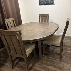 For Sale Dining Set with 6 Chairs and Detachable Leaf In The Middle