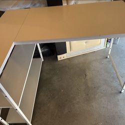 White desk/table