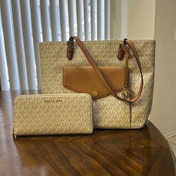 BOLSA  MICHAEL. KORS  GRANDE , Mide 11” De Alto Y16” De Ancho . LA CARTERA Mide 5” De Alto Y 9  1/2 De  Ancho Todo A $160.00