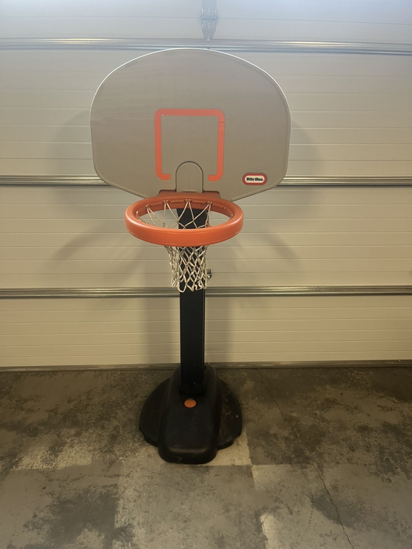 Little Tykes Adjustable Basketball Hoop