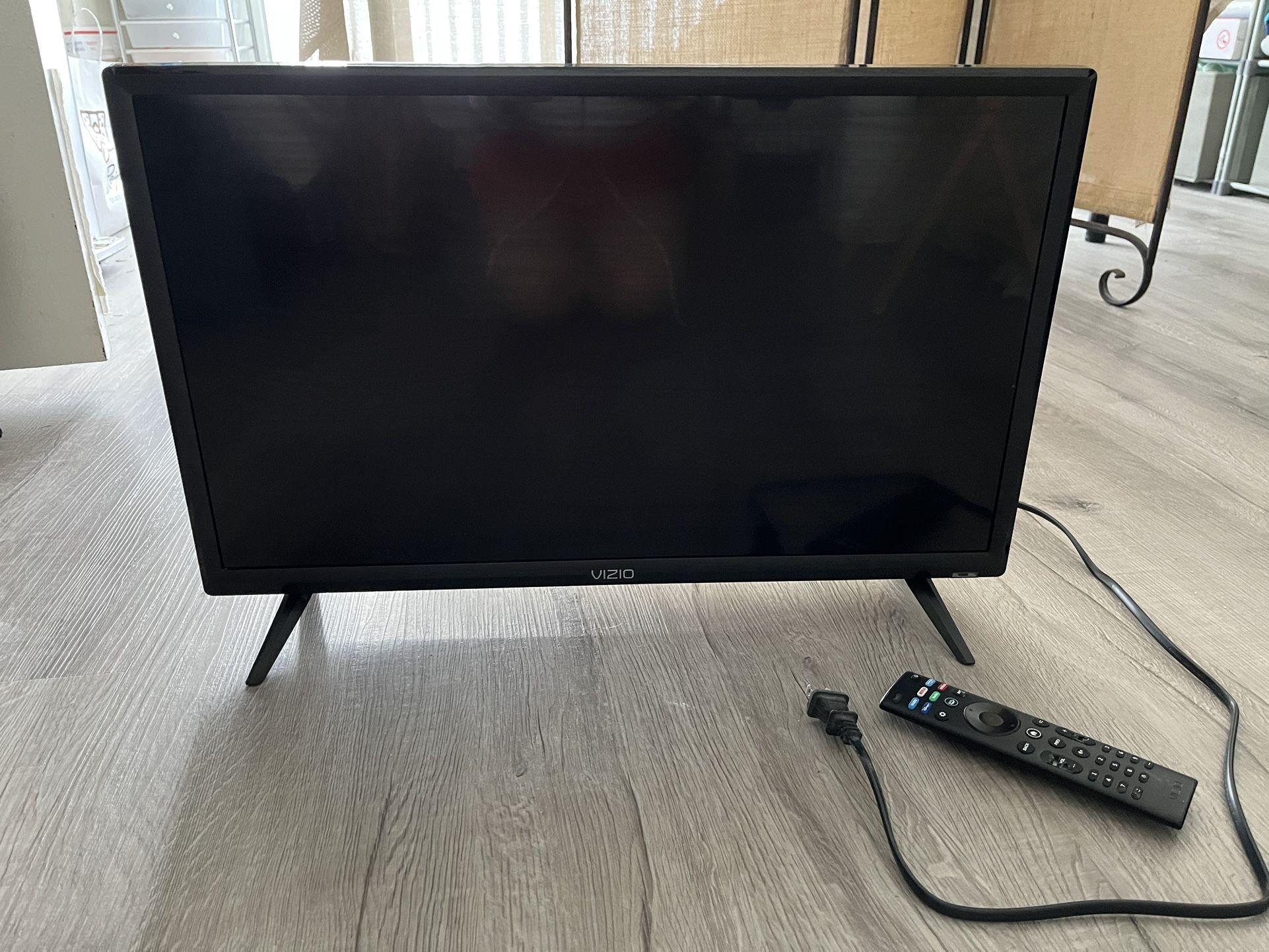 Vizio 32” Smart TV – Works Great! (Model D32f-F1) - Selling a Vizio 32” Full HD Smart TV