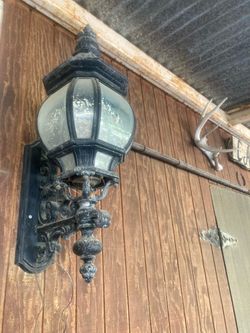 2 matching light sconces