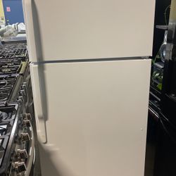 GE Refrigerator Top Freezer White Hablo Español 