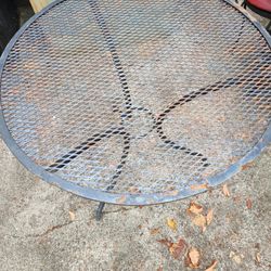 Mesh Table With 4 Chairs