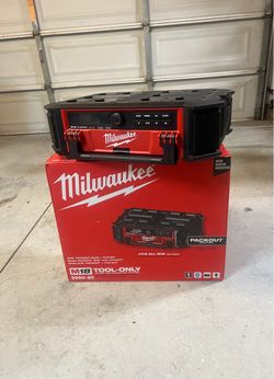 Milwaukee M18 Lithium-Ion Cordless PACKOUT Radio/Speaker with Built-In Charger