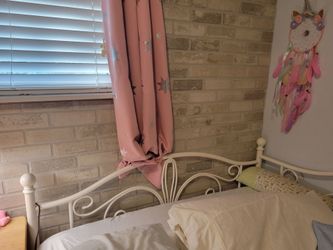 Full bed with matress and trundle